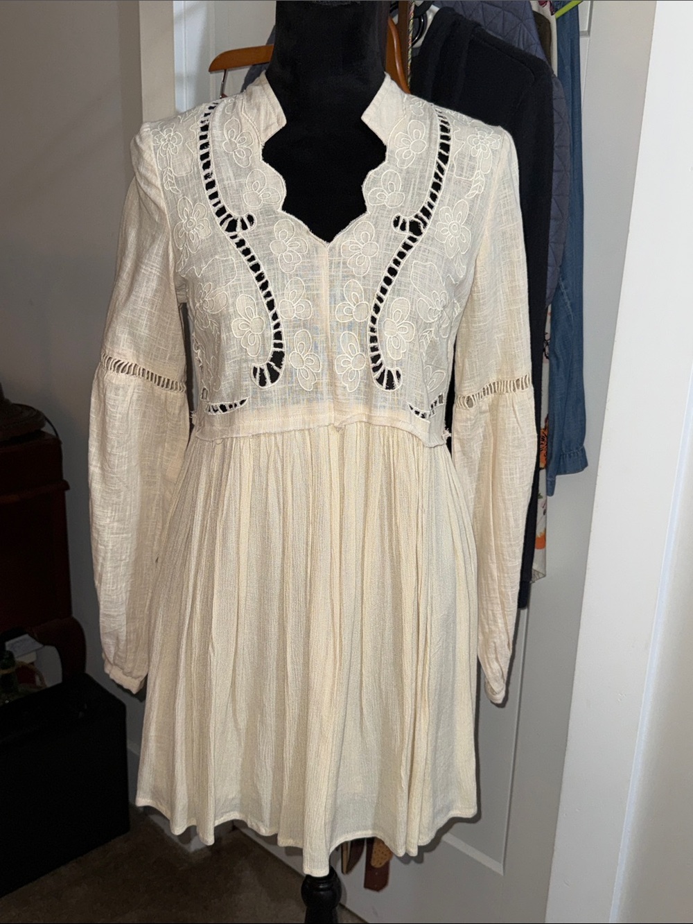 EN CRE’ME off white laddies midi dress.